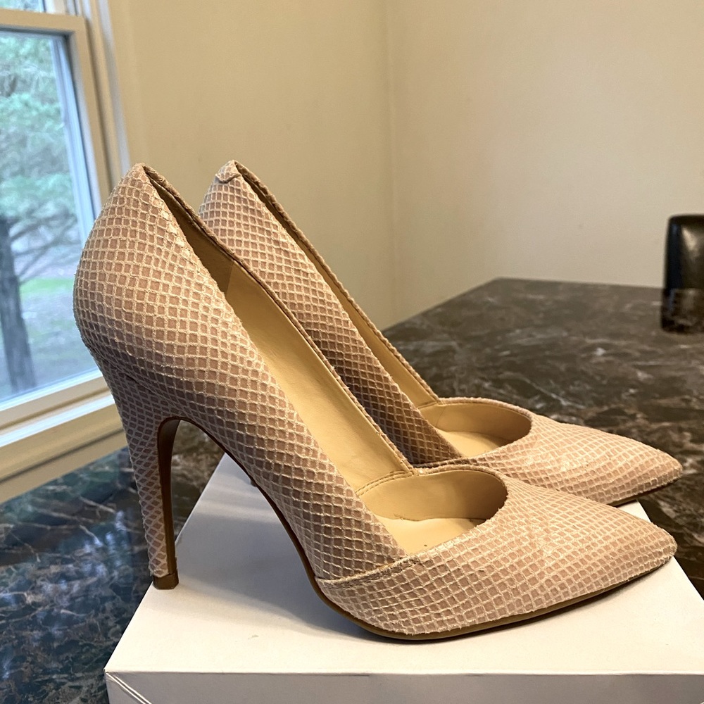 GUESS WOMEN’S POINTED TOE CLASSIC PUMP. - Picture 11 of 13